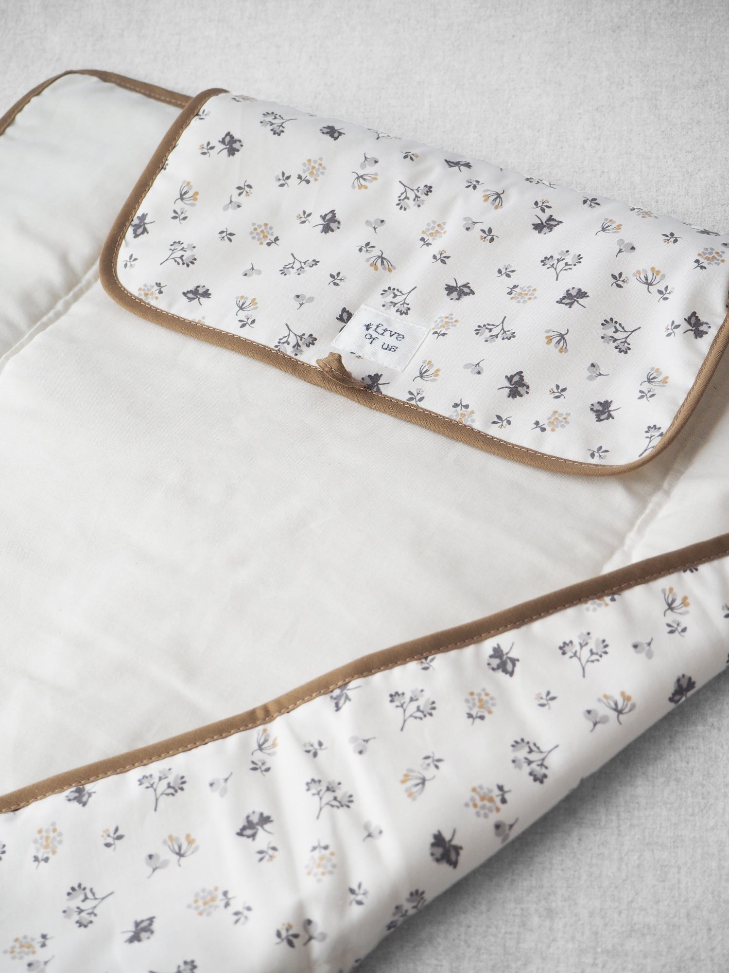 The mimosa changing Mat Babycare Five of us 