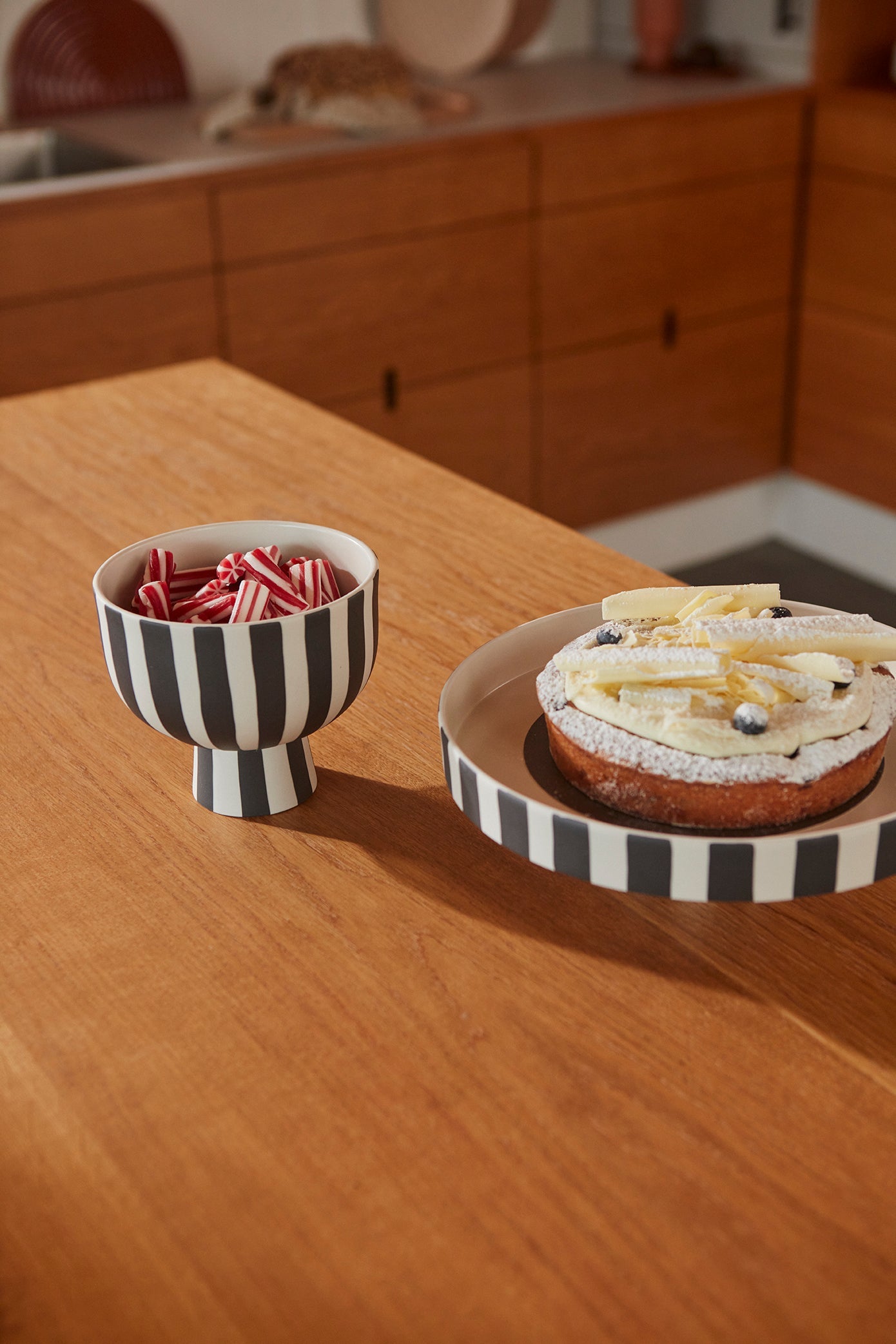 Toppu Tray - Large - White / Black Tray OYOY 