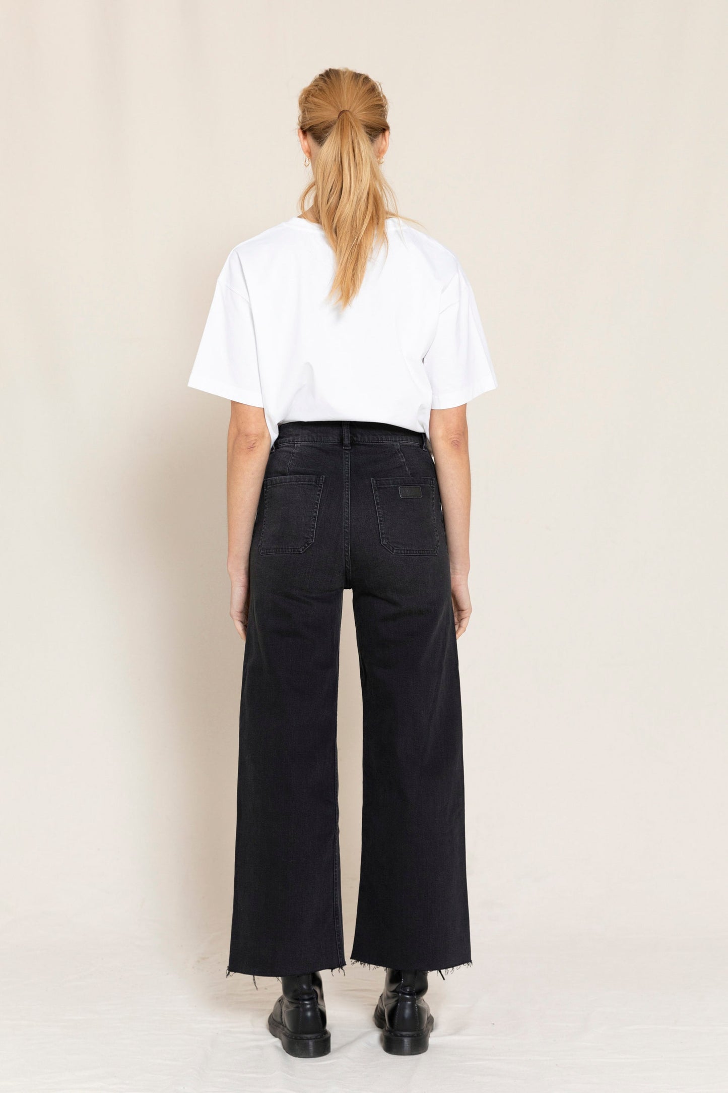 CHARLIE Used Black - Loose Fit Cropped Jeans | Women