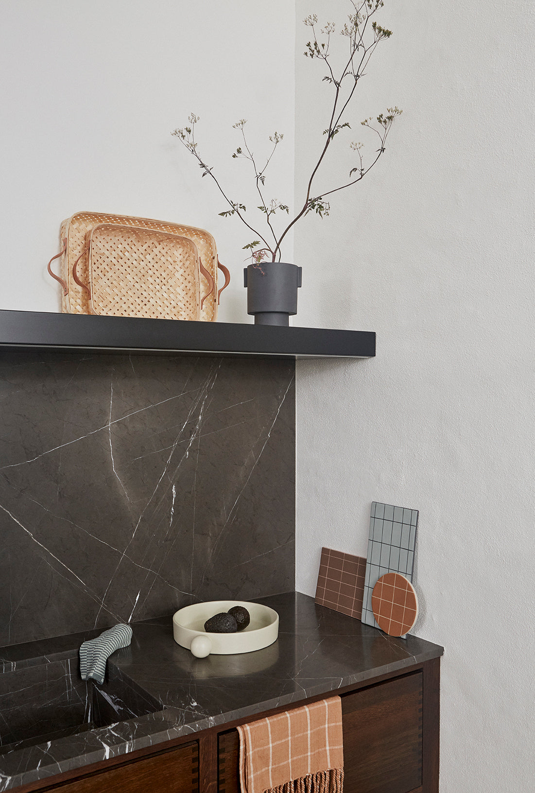 Inka Kana Pot - Medium - Anthracite Vase OYOY 